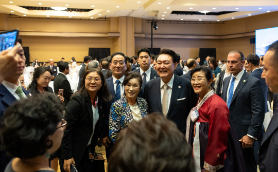 윤석열 대통령이 8일(현지시간) 미국 하와이 호놀룰루 쉐라톤 호텔에서 열린 동포 초청 간담회 참석자들과 기념촬영을 하고 있다.연합뉴스